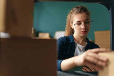 Kadın envanter müdürü stokları kontrol ediyor. Depoda çalışan bir kadın.. 