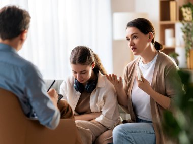 Psikolog resepsiyonunda genç ve anne danışmanlığı.