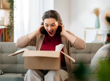 Kadın karton kutuları açıyor. Çevrimiçi alışveriş kavramı.