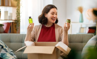 Kadın karton kutuları açıyor. Çevrimiçi alışveriş kavramı.