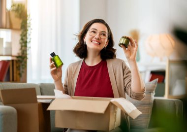 Kadın karton kutuları açıyor. Çevrimiçi alışveriş kavramı.