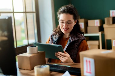Kadın envanter müdürü stokları kontrol ediyor. Depoda çalışan bir kadın.. 