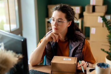 Kadın envanter müdürü stokları kontrol ediyor. Depoda çalışan bir kadın.. 