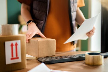 Kadın envanter müdürü stokları kontrol ediyor. Depoda çalışan bir kadın.. 