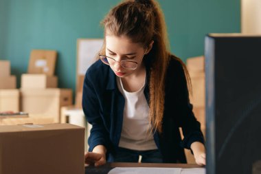 Kadın envanter müdürü stokları kontrol ediyor. Depoda çalışan bir kadın.. 