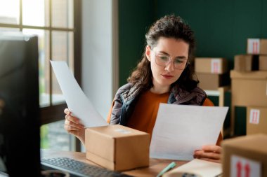 Kadın envanter müdürü stokları kontrol ediyor. Depoda çalışan bir kadın.. 