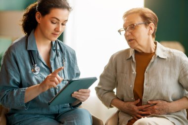 Kadın hasta ve bir doktor hastanede konuşuyor..