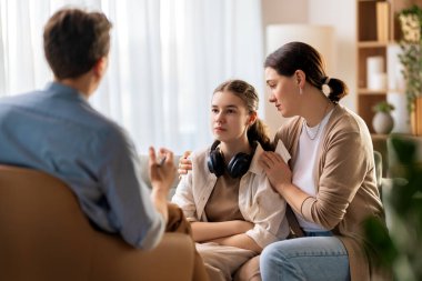 Psikolog resepsiyonunda genç ve anne danışmanlığı.