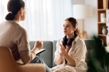 Psikolog resepsiyonundaki gencin danışmanlığı.