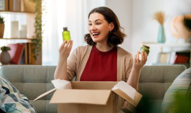 Kadın karton kutuları açıyor. Çevrimiçi alışveriş kavramı.