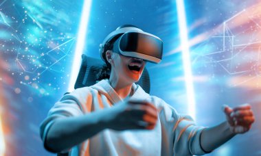 Metaverse teknoloji konsepti. Sanal gerçeklik gözlüklü kadın. Gelecekçi yaşam tarzı.