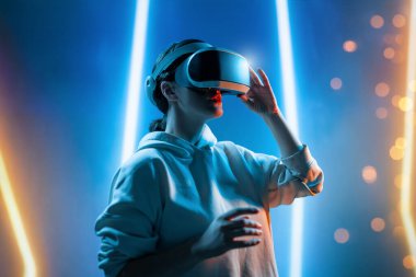 Metaverse teknoloji konsepti. Sanal gerçeklik gözlüklü kadın. Gelecekçi yaşam tarzı.