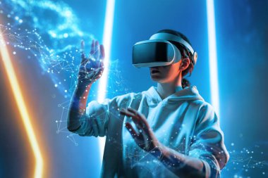 Metaverse teknoloji konsepti. Sanal gerçeklik gözlüklü kadın. Gelecekçi yaşam tarzı.