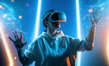 Metaverse teknoloji konsepti. Sanal gerçeklik gözlüklü kadın. Gelecekçi yaşam tarzı.