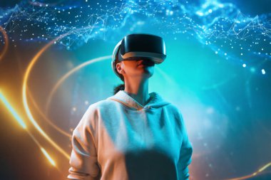 Metaverse teknoloji konsepti. Sanal gerçeklik gözlüklü kadın. Gelecekçi yaşam tarzı.