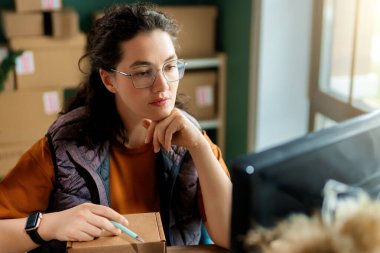 Kadın envanter müdürü stokları kontrol ediyor. Depoda çalışan bir kadın.. 