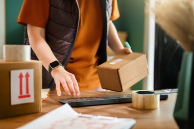 Kadın envanter müdürü stokları kontrol ediyor. Depoda çalışan bir kadın.. 