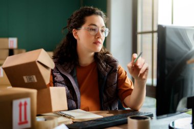 Kadın envanter müdürü stokları kontrol ediyor. Depoda çalışan bir kadın.. 