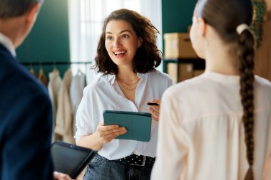 Genç moda tasarımcıları stüdyoda çalışıyor..