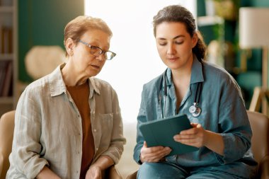 Kadın hasta ve bir doktor hastanede konuşuyor..