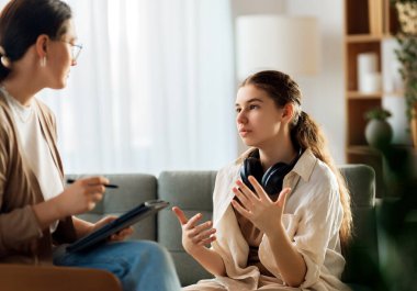 Psikolog resepsiyonundaki gencin danışmanlığı.