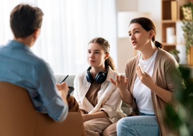 Psikolog resepsiyonunda genç ve anne danışmanlığı.