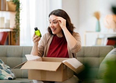 Kadın karton kutuları açıyor. Çevrimiçi alışveriş kavramı.