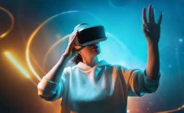 Metaverse teknoloji konsepti. Sanal gerçeklik gözlüklü kadın. Gelecekçi yaşam tarzı.