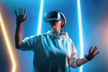 Metaverse teknoloji konsepti. Sanal gerçeklik gözlüklü kadın. Gelecekçi yaşam tarzı.