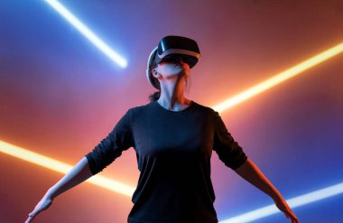 Metaverse teknoloji konsepti. Sanal gerçeklik gözlüklü kadın. Gelecekçi yaşam tarzı.