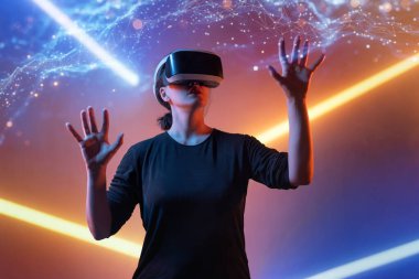 Metaverse teknoloji konsepti. Sanal gerçeklik gözlüklü kadın. Gelecekçi yaşam tarzı.