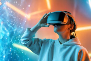 Metaverse teknoloji konsepti. Sanal gerçeklik gözlüklü kadın. Gelecekçi yaşam tarzı.
