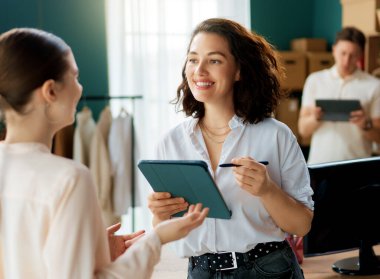 Genç moda tasarımcıları stüdyoda çalışıyor..