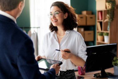 Genç moda tasarımcıları stüdyoda çalışıyor..