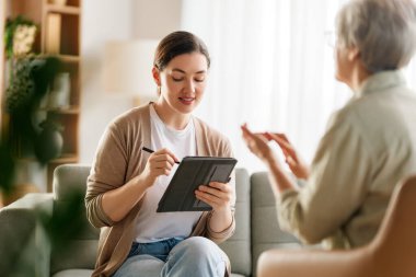 Psikolog resepsiyonundaki yaşlı kadın hastaya danışmanlık.