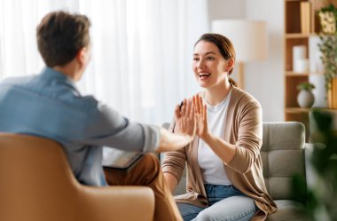 Psikolog resepsiyonundaki genç bayan hastaya danışmanlık.