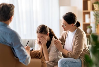 Psikolog resepsiyonunda genç ve anne danışmanlığı.