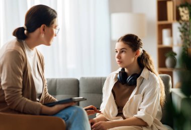 Psikolog resepsiyonundaki gencin danışmanlığı.