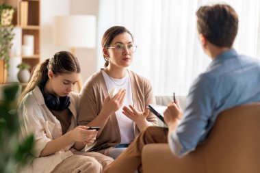 Psikolog resepsiyonunda genç ve anne danışmanlığı.