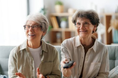 Televizyon izleyen son sınıf kadınları, filmler. Emekliler evde vakit geçiriyor..