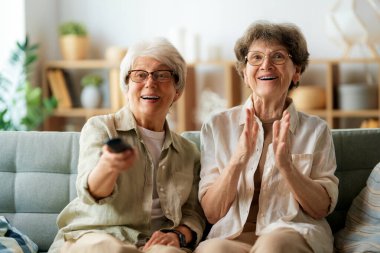 Televizyon izleyen son sınıf kadınları, filmler. Emekliler evde vakit geçiriyor..