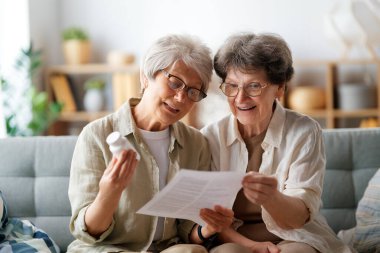 İki son sınıf öğrencisi evde ilaç alıyor..