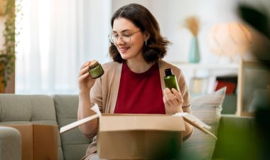 Kadın karton kutuları açıyor. Çevrimiçi alışveriş kavramı.