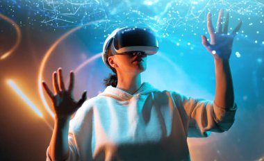 Metaverse teknoloji konsepti. Sanal gerçeklik gözlüklü kadın. Gelecekçi yaşam tarzı.