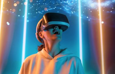 Metaverse teknoloji konsepti. Sanal gerçeklik gözlüklü kadın. Gelecekçi yaşam tarzı.