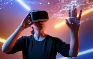 Metaverse teknoloji konsepti. Sanal gerçeklik gözlüklü kadın. Gelecekçi yaşam tarzı.