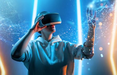 Metaverse teknoloji konsepti. Sanal gerçeklik gözlüklü kadın. Gelecekçi yaşam tarzı.