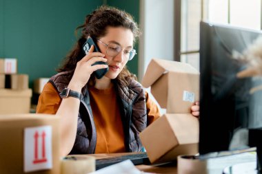 Kadın envanter müdürü stokları kontrol ediyor. Depoda çalışan bir kadın.. 