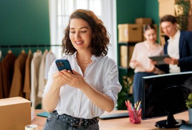 Genç moda tasarımcıları stüdyoda çalışıyor..