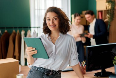 Genç moda tasarımcıları stüdyoda çalışıyor..